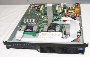 2000年はじめに出荷予定のPentium III×2基搭載の『Netfinity 4000R』