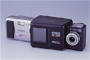 『MINOLTA 3D 1500』。レンズ左のフラッシュユニットを利用して被写体の形状を記録する。左側のシルバーの部分が『Dimage EX ZOOM 1500』のボディー部分で、取り外してオプションの交換レンズを取り付ければ通常のデジタルカメラとして使用できる 
