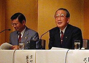 左から京セラ社長の西口泰夫氏、同名誉会長の稲盛和夫氏 