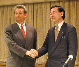 KDD執行役員でマルチメディアビジネス推進部長の池田佳和氏(右)と、テレコムデバイス社長の上原政二氏 