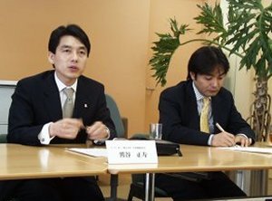 インターキュー社長の熊谷正寿氏(左)と、同社顧問に就任した板倉雄一郎氏(右)