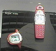 小さなカメラ付き、腕時計型ワイヤレスディスプレーを採用したW-CDMAモデルの展示