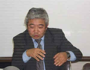 ジャパンユニオンの石川氏。「不況で労働相談が増えた。ホームページへのアクセス数も年々増えている」