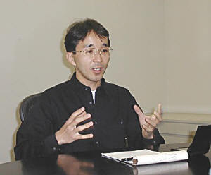 中島和則――1968年生まれ。(有)手國堂(http://www.technido.co.jp/)取締役。工学部通信工学科を卒業後、東京で通信・パソコン関係の雑誌および書籍の編集者として勤務。1999年6月、有限会社手國堂の設立と共に関西へ戻る。ネットワーク関係の原稿を書く関係からパソコンが15台にも膨れ上がり、所有するパソコンはデスクトップとノートがほぼ同数 