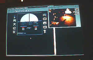 TrackRobotのコントロールパネル。ブラウザー上から操作できる。写真右はTrackRobotに備えられたカメラからの映像   