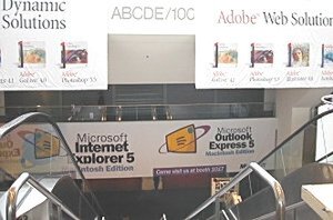 地下にある展示会場への降り口にはマイクロソフトが『Internet Explorer 5 Macintosh Edition』の看板を掲げていた。本Expoで正式版が発表されるようだ