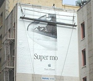 サンフランシスコ市街では、意外に思えるくらいMacintoshの広告を見なかったが、4日になってビルの壁面に巨大なポスターが登場