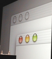 これらのボタンは、ウインドーの左上部に置かれるもの。左から、赤いボタンが“ウインドーを閉じる”、黄色が“ウインドーの最小化”、緑が“ウインドーの最大化”といった具合。後ろ側に見える非アクティブのウインドーでは、ボタンがモノクロになっている