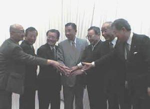 出資企業8社、7人の社長/副社長による握手 