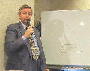 都内で開かれた発表会で「A+はピラミッドの底辺を広げる」と力説するベネター氏 