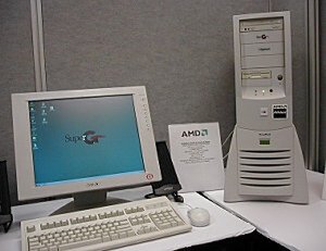 米KryoTech社のAthlonを1GHzで動作させるパソコン。筐体下部の末広がりになった部分に、小型のコンプレッサーなど冷却システムが格納されている 