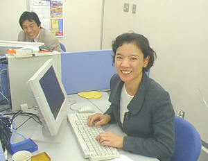 スタッフには、中小企業診断士の上田実千代氏、SOHO'S REPORT東京情報局の菅原裕氏らを迎えた。室長の吉田氏を含め、彼らのネットワークで集まった数多くのブレインたちが、サポート部隊を編成する