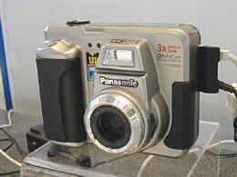 こちらは米松下電器産業が展示していた、LS-120(SuperDisk)を記録メディアとして利用するデジタルカメラ。『PV-SD4090』1500枚以上の画像が記録できるという 