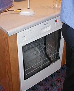 キッチンを模した部屋に置かれていた“インターネット皿洗い機”。うちにいなくてもちゃんと皿洗いが終了したかどうかわかるのだそうだ 