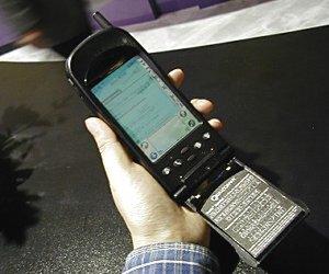 pdQ phone。日本の携帯電話の感覚から考えるとかなり大きい 