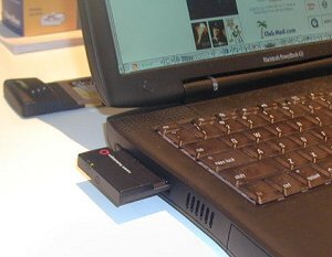 『SkyLINE Wireless PC Card』は、PowerBook 190/1400/2400/3400/5300/G3に対応する。また、PCにも搭載できる。現在の製品は2Mbpsのデータ転送速度だが、今年10には11Mbps版が発売になる予定