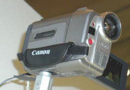 キヤノンのデジタルビデオカメラ『Canon Ultura DV Camcorder』。画像データはDVフォーマットでMini DV Tapeに記録する。iMac DVDとはIEEE 1394(FireWire)で接続する