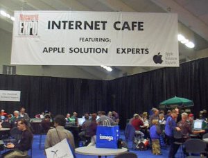 SOUTH HALLの一角に設けられたインターネットカフェのコーナー。ここへMac.comのメールアドレスを取るための人達が殺到したのは言うまでもない。また、すぐ横にはテクニカルサポートのコーナーも設けられていた