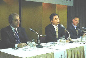 左からSAPアジアパシフィックCEOでSAPジャパン取締役会長のレス･ヘイマン(Less Hayman)氏､藤井氏､同社副社長のトム･シャーク(Tom Shirk)氏 
