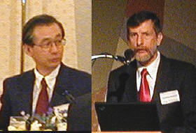 EAIパッケージの販売代理店契約締結を発表するNTTソフト社長の鶴保氏(左)と、Active Software社会長兼CEOのグリーン氏 