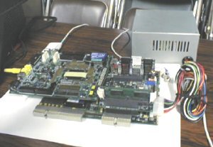 『MICCS』を搭載した組み込み用基板のモックアップ。モックアップで使用しているプロセッサーはNECのVrシリーズ(MIPS系) 