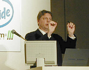 インテルのジョン・アントン副社長。手に持っているのはモバイルPentium IIIの2種類のパッケージ 
