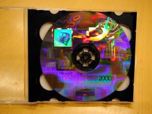 ホログラム加工され、虹色に変化するWindows 2000製品版のCD-ROM。角度によってWindowsマークが浮かび上がったり、製品名のロゴが光ったりする。なぜか人も飛んでいる