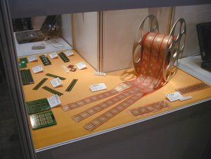 併催の“半導体パッケージング展”では最新のパッケージ技術が展示された。写真はフィルム状のテープBGA
