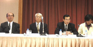 左から、KDDの執行役員である村上仁己氏、KDDの取締役である平田康夫氏、カプコンの専務取締役である大島平治氏、カプコンの常務取締役である船水紀孝氏