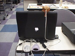 中央下にあるのが、USB経由でMacのアプリケーションを制御できるリモコンと受信機。ちなみに右肩に乗っているのは、USB経由のビデオカメラ(もちろんストリーミング用ではない)。ともに日本ではまだ発売されていない