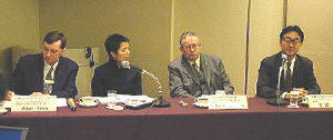日本ヒューレット・パッカードインフォメーションマーケティングストレージ部門長の吉岡茂氏(右端)、米ヒューレット・パッカード社コンピューターペリフェラルブリストルOEMマーケティングマネージャーのスコット・マクリーン氏(右から2人目)、同社ストレージシステムズディビジョンOEMビジネスユニットマネージャーのアダム・スー氏(左端) 