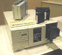 展示されたUltriumドライブのテープライブラリー製品。インターフェースはUltra 2/LVD SCSIとFibreChannelに対応している。記録メディアは幅が1/2インチ、長さ580m。カートリッジにメモリーチップが埋め込まれ、ロードやクリーニングの回数を記録する 