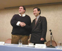 米国シスコシステムズのポール・ボスコ氏(右)とKDDの池田佳和氏(左)