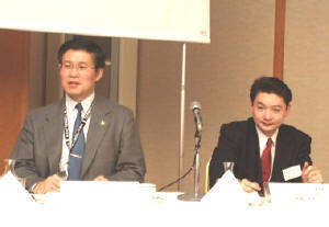 ターボリナックス ジャパン(株)の小島社長(左)と、吉政フィールドマーケティングマネージャー(右)