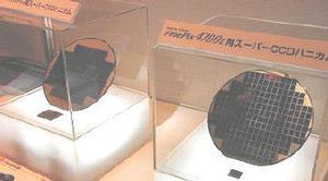 20cmウエハー上のスーパーCCDハニカム。右は1/1.7インチタイプ、左はFinePix S1 Proに搭載される23.3×15.6mmのもの 