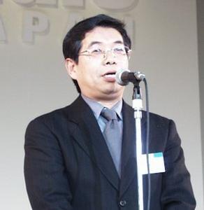 祝辞を述べる、東芝EMI(株)の斎藤正明代表取締役社長