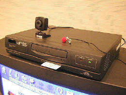 実地実験で使用されるセットトップボックス『iBOX』。PowerPC G3-400MHzを搭載し、ウェブブラウザーやCD-ROMドライブ、テレビ会議用カメラ、音声認識入力機能などを備える 