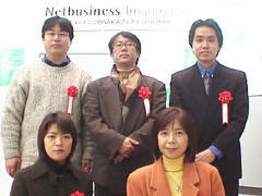 “OSAKAグランプリ OF THE YEAR 2000”を受賞した“Melody Chat Staffs”。上段右端が代表の川原隆史氏