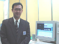 ダットジャパン、相沢浩志氏。プラネタリウムの番組をカスタマイズしてオーサリングできるシステムを展示