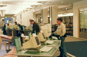 インターネット端末が並ぶサンフランシスコ中央図書館