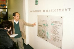 サンフランシスコ再開発局の入り口にある、再開発地区が示された地図。左は今回の視察をコーディネートしてくれたジャーナリストの岡部一明氏 