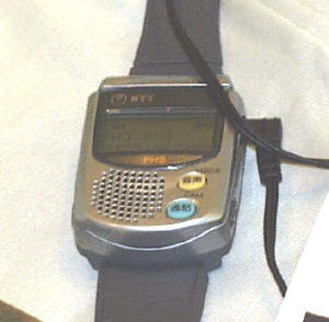 『腕時計型PHS電話機』では、連続通話が60分、連続待ち受け時間が100時間となっている。重さは45g(電池含む)