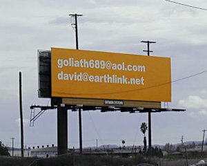 San Jose市内にある謎のビルボード。goliath689@aol.comの「689」という数字に、意味はない。AOLではgoliathというメールアカウントがすでに取得済みだったため、goliath689が使われている。 