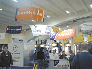 今年1月にSan Franciscoで開催したMACWORLD Expo 2000でのEarthLink社のブース。会社ロゴの背景には、ビルボードと同じオレンジが使われている。 