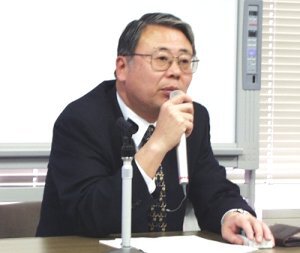 パソコン出荷実績について説明する、JEIDAパーソナル業務委員会委員長の松尾好洋氏