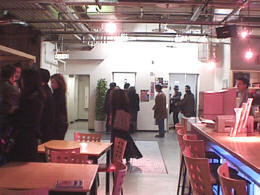 デジタルハリウッド大阪校B1F。おしゃれなコミュニケーションスペース。セミナールームはこの左側に位置する