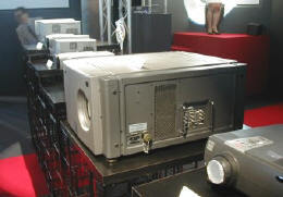 日本ビクターのD-ILAを使ったプロジェクター製品。リアプロジェクションタイプも用意されている 