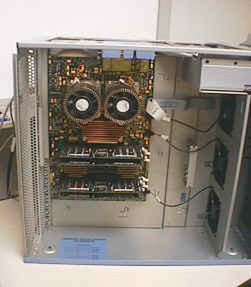 J5600の内部。RISCプロセッサー“PA-8600”を2基搭載しているのが見える