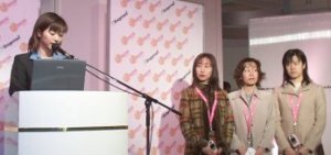キャメッセプチ開発スタッフである同社ソリューションビジネス部の女性4人。左から、横浜恵美氏、安立恵津子氏、金子美穂氏、江口智子氏。「キャメッセプチは、カメラ付きメール端末で、新しいメールの世界を創造するコミュニケーションツール。名前の由来は、“カメラ(camera)”と“メッセージ(message)”を合わせて“キャメッセ(camesse)”。女の子が望んでいるのは“きれいにかわいく写真に写りたい”ということで、これを第1のコンセプトに開発した」(横浜氏)