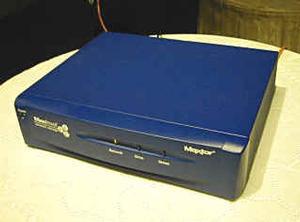 『MaxAttach Desktop』サイズは幅280×奥行き230×高さ65mmと小型
